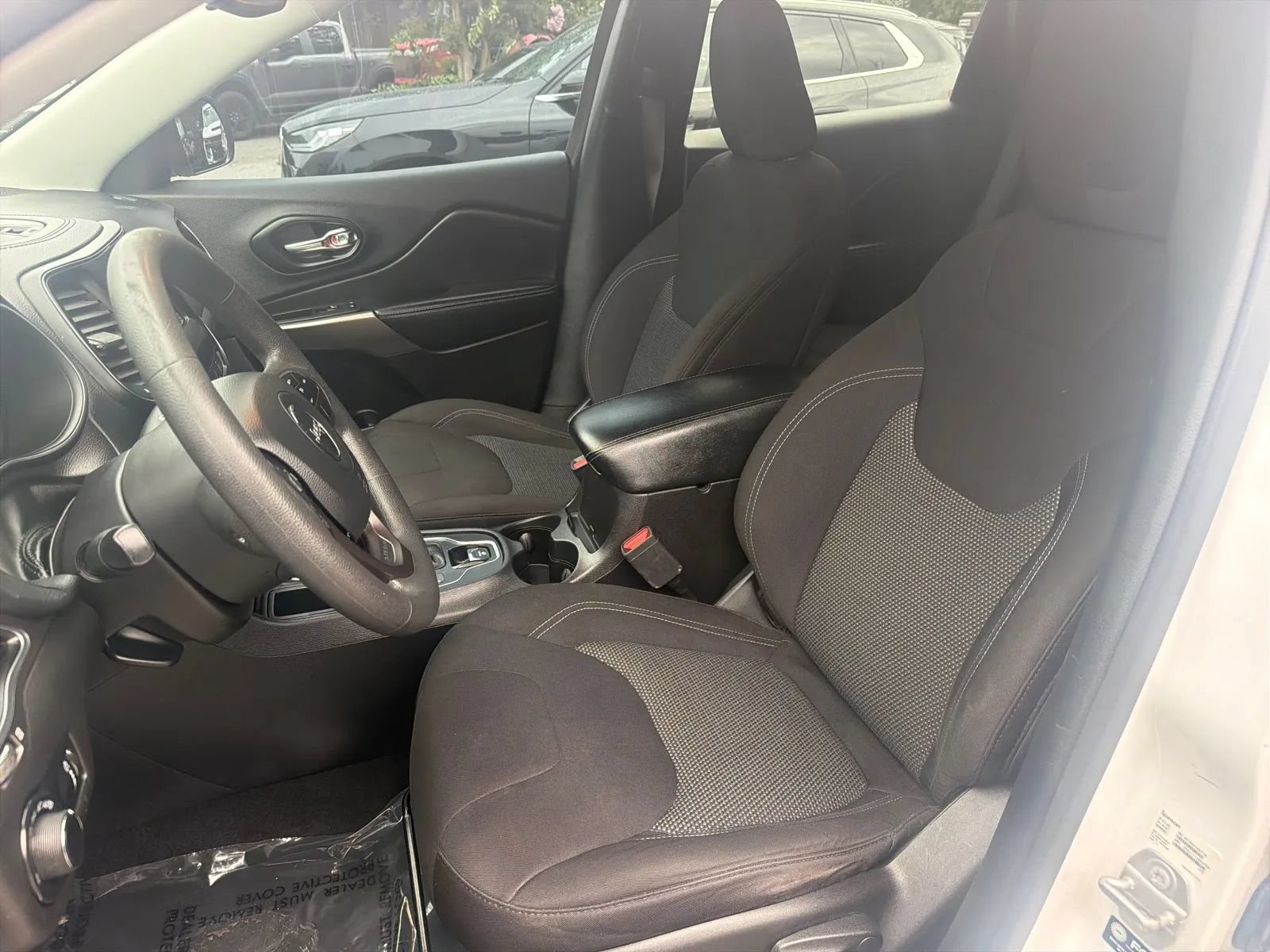 Used 2021 Jeep Cherokee Latitude FWD image 10