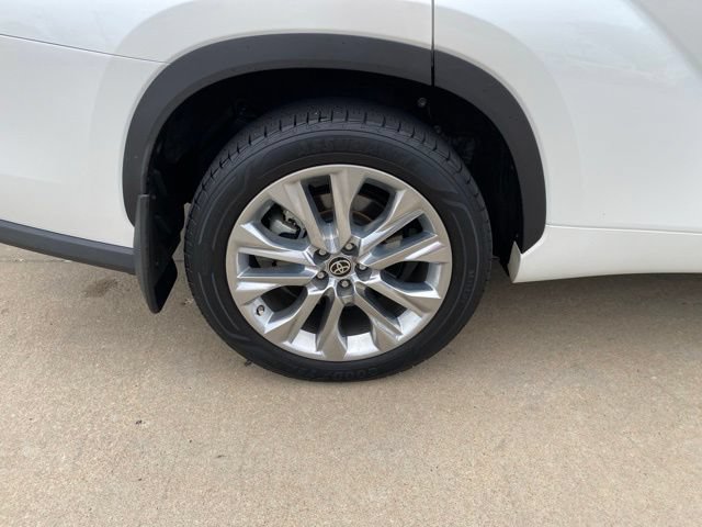 Certified 2022 Toyota Highlander Limited AWD/4WD image 29