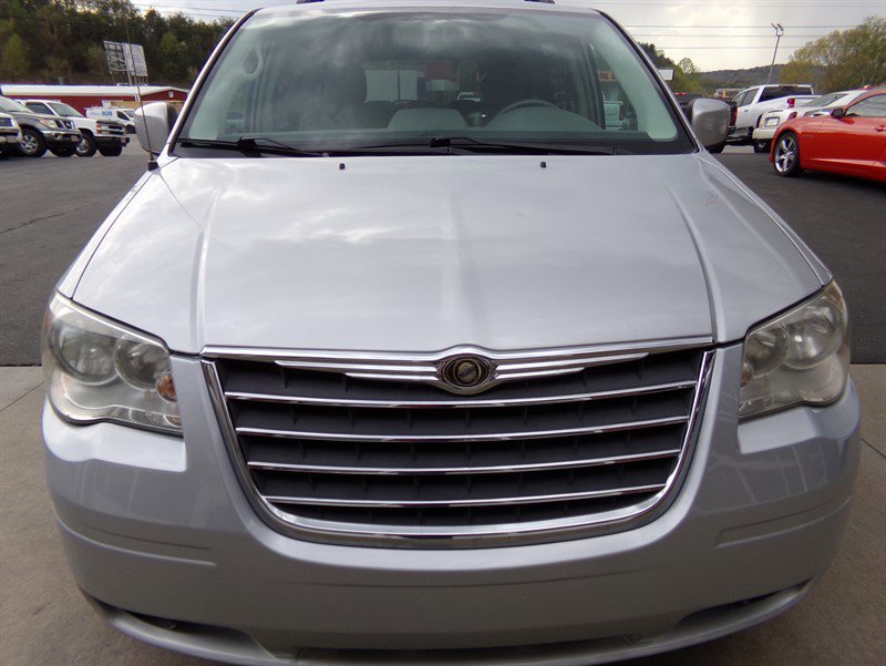 Used 2008 Chrysler Town & Country Touring FWD image 3