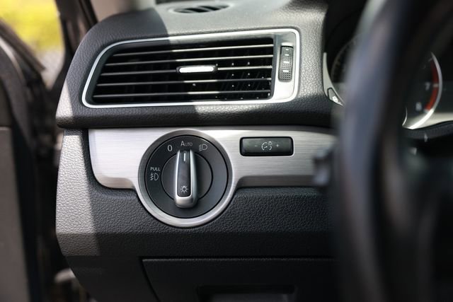 Used 2015 Volkswagen Passat 1.8T SE FWD image 50