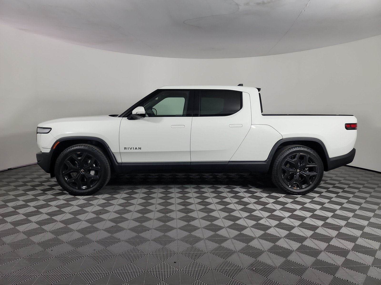 Used 2024 Rivian R1T Adventure AWD/4WD image 2