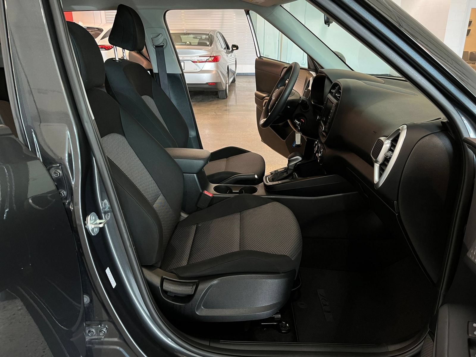 Used 2025 Kia Soul LX w/ LX Technology Package FWD image 35