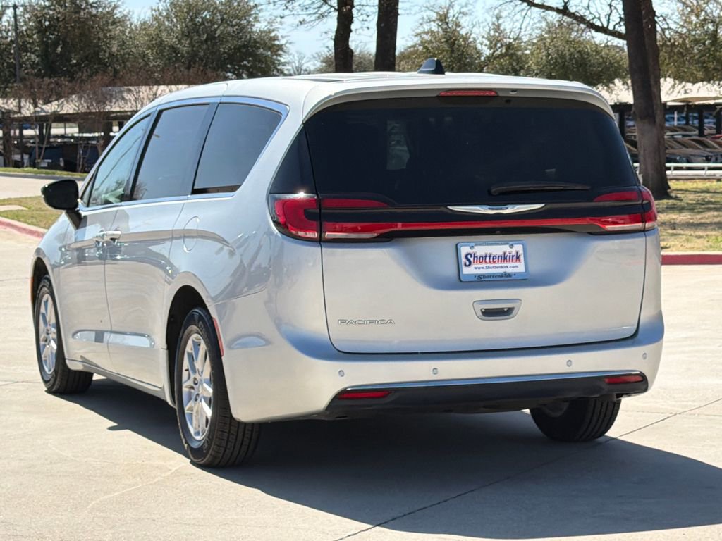 Used 2024 Chrysler Pacifica Touring-L image 5