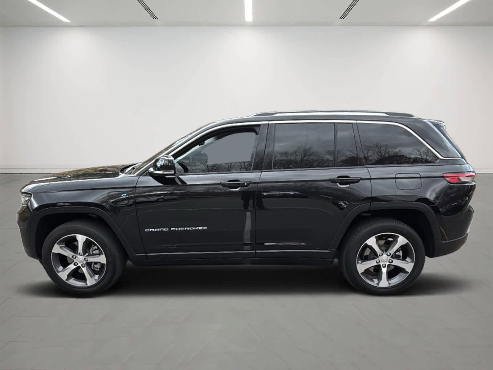 Used 2023 Jeep Grand Cherokee 4WD 4xe image 2