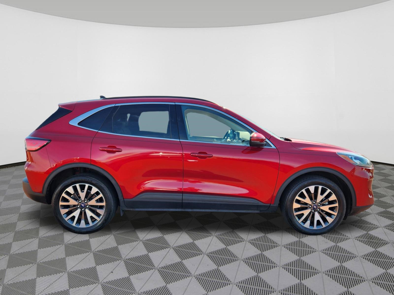 Used 2020 Ford Escape Titanium image 6