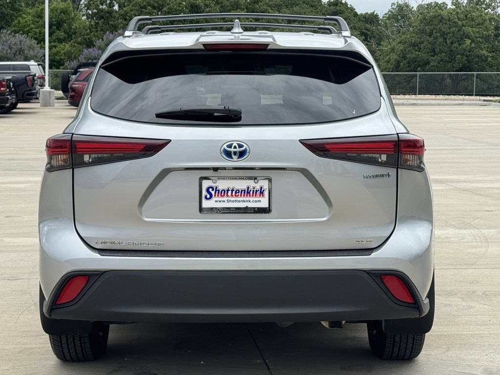 Used 2024 Toyota Highlander XLE AWD/4WD image 5