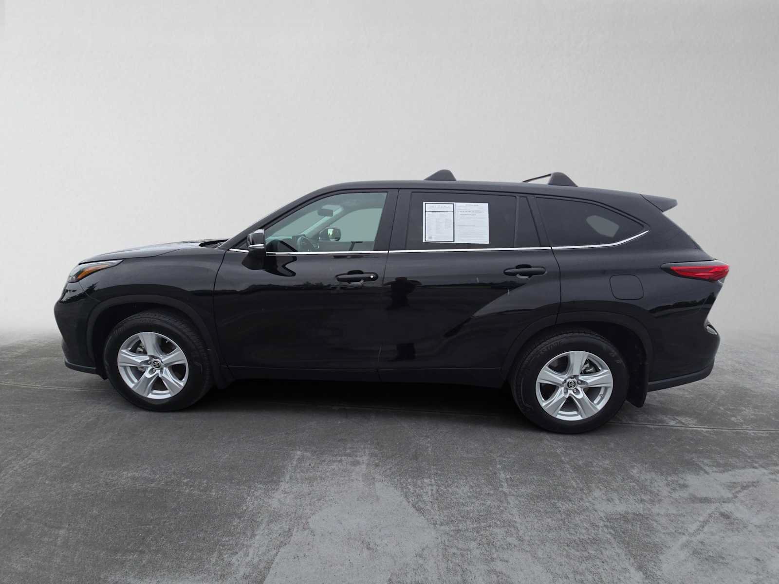 Used 2023 Toyota Highlander LE AWD/4WD image 6