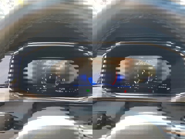 Certified 2025 Volkswagen Taos SE image 19