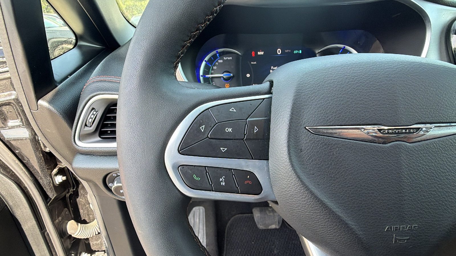 Used 2025 Chrysler Pacifica Pinnacle FWD image 29