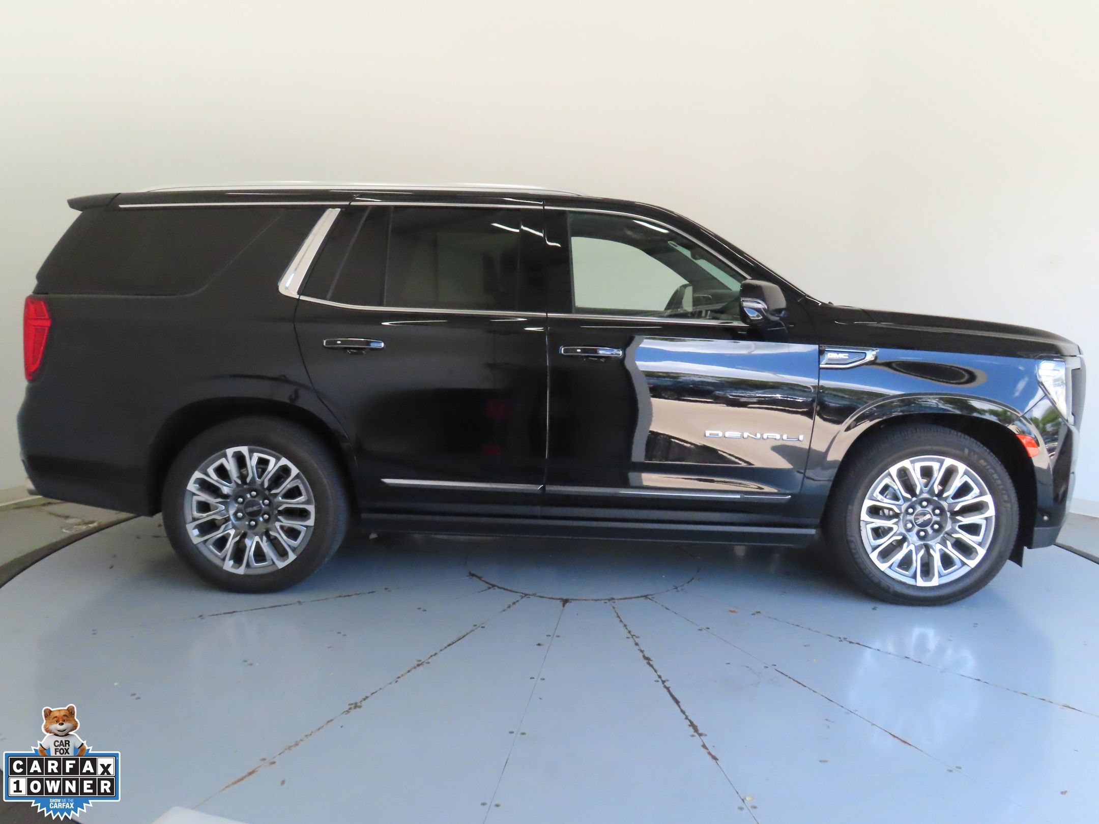Used 2024 GMC Yukon Denali Ultimate AWD/4WD image 2