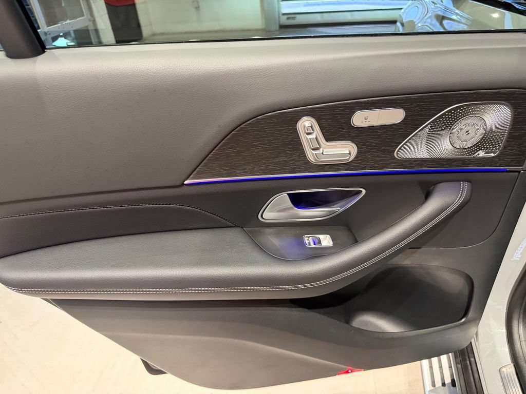 Used 2025 Mercedes-Benz GLS 450 4MATIC w/ AMG Line Exterior image 45