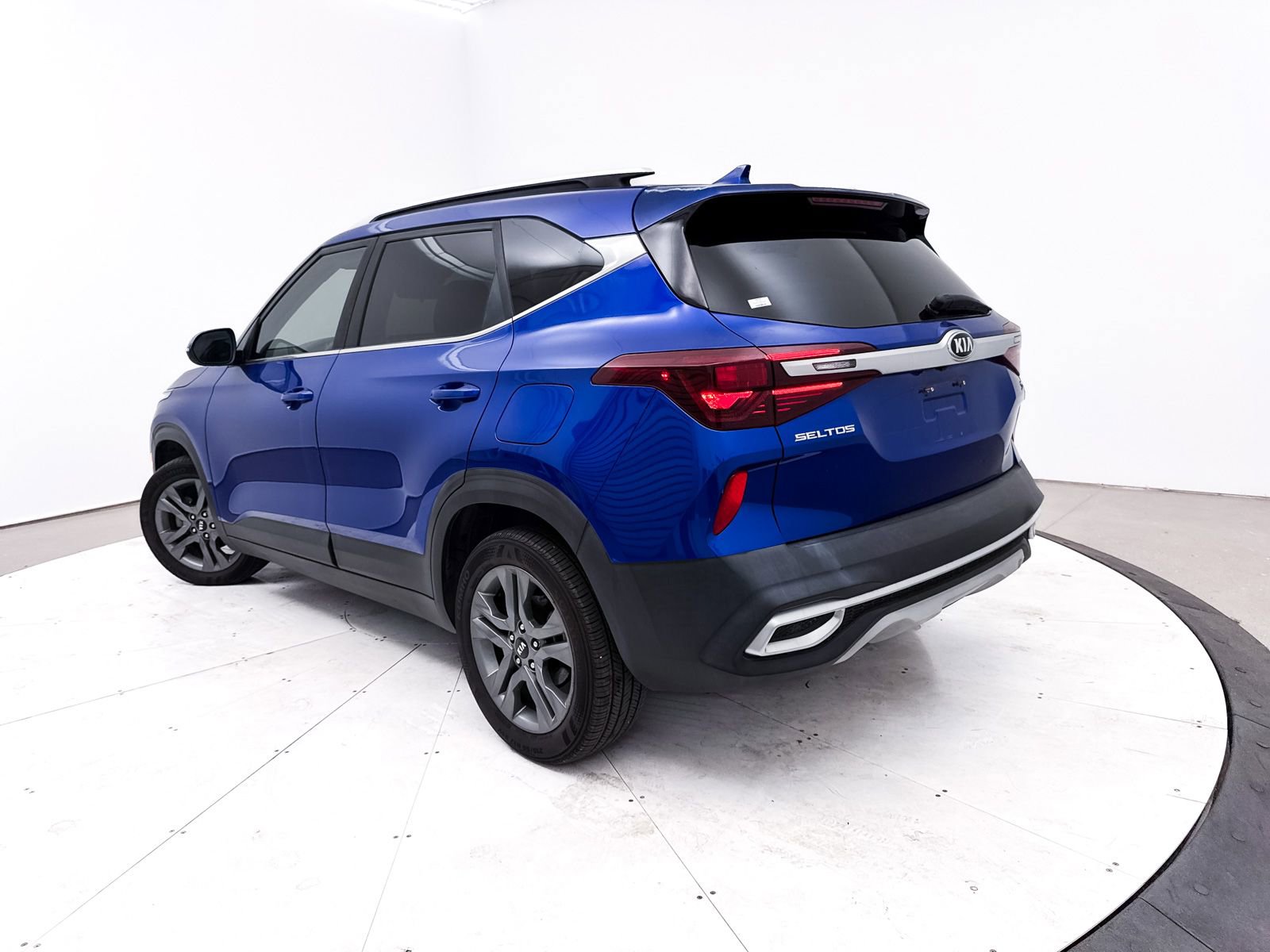 Used 2021 Kia Seltos S FWD image 2