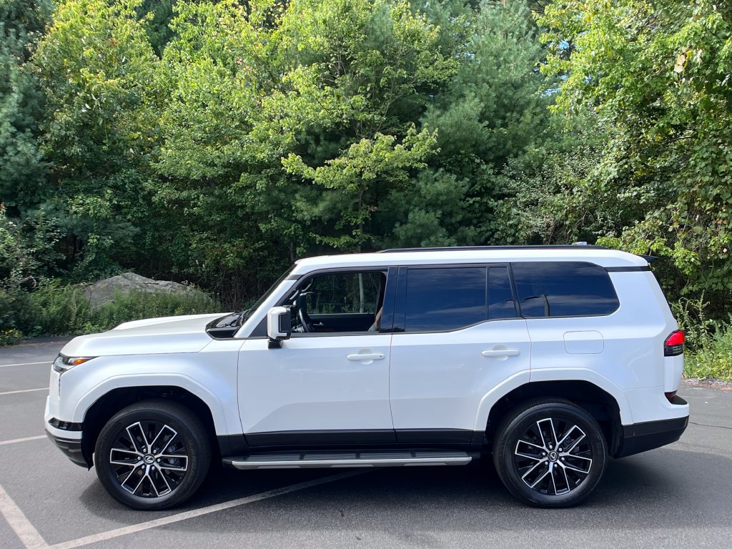 Used 2024 Lexus GX 550 w/ Accessory Package (2T) AWD/4WD image 2