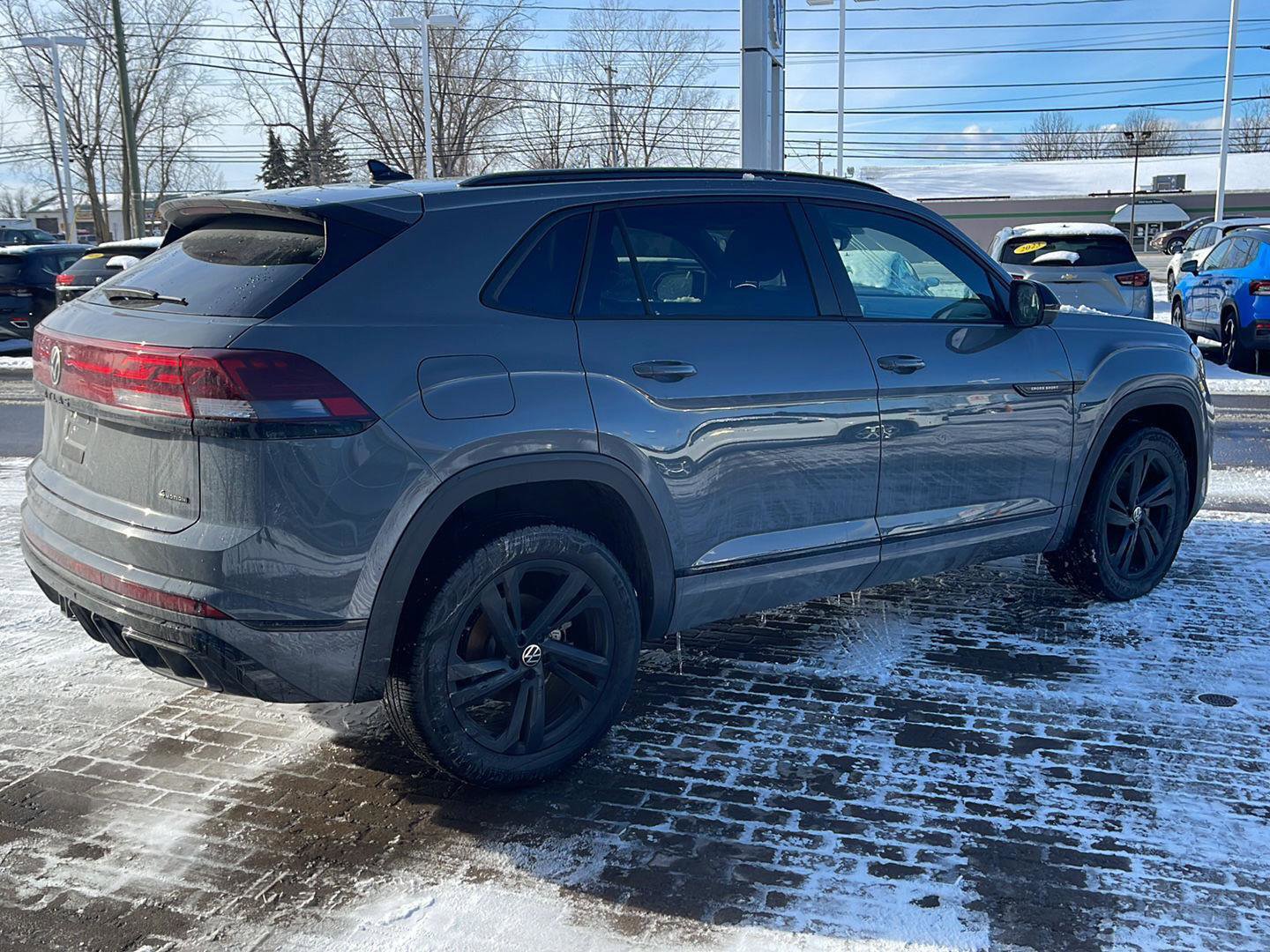Used 2025 Volkswagen Atlas Cross Sport SEL R-Line image 4