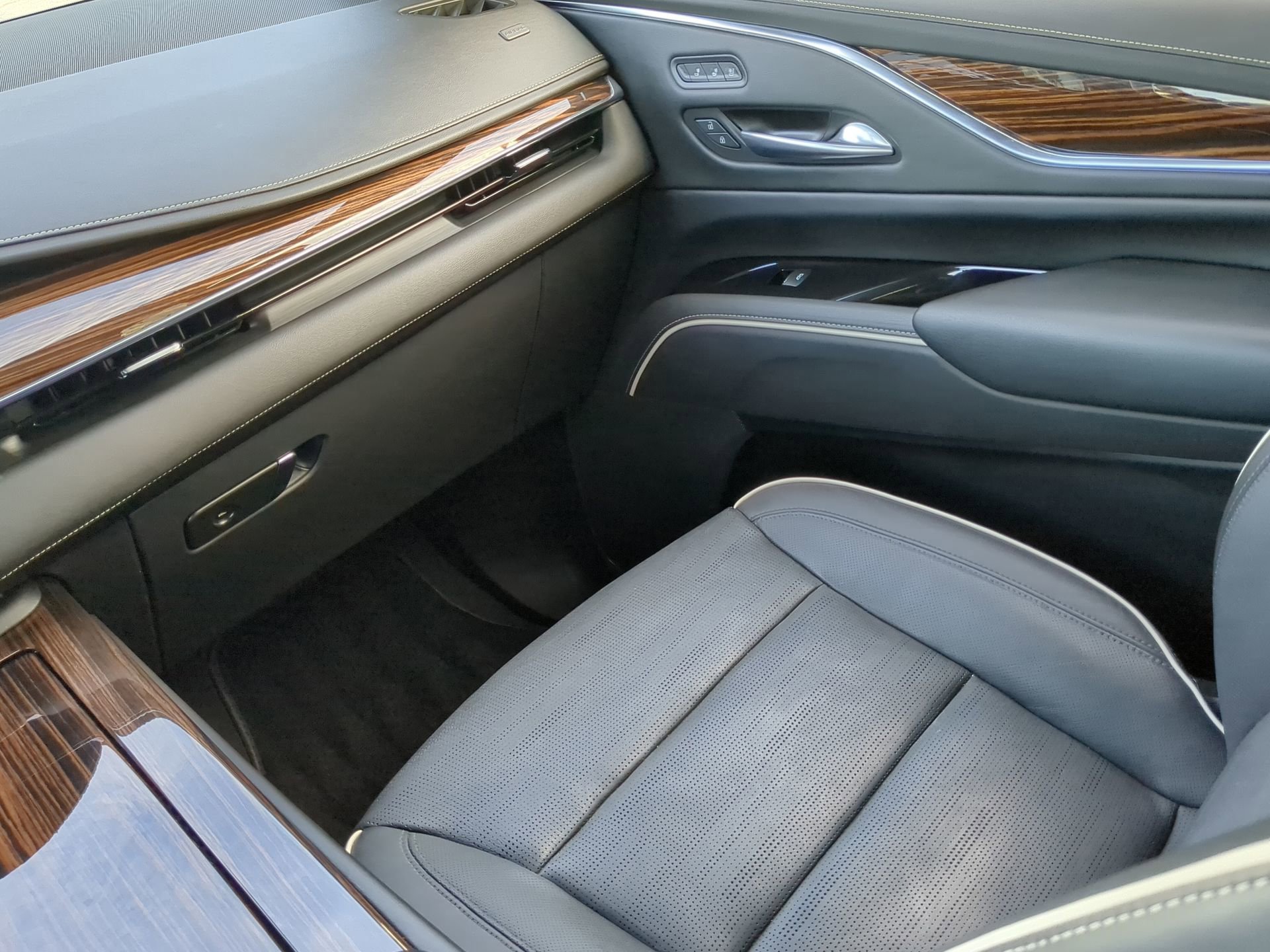 Used 2021 Cadillac Escalade ESV Premium Luxury AWD/4WD image 53