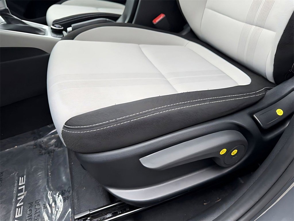 Certified 2025 Hyundai Venue SEL image 13