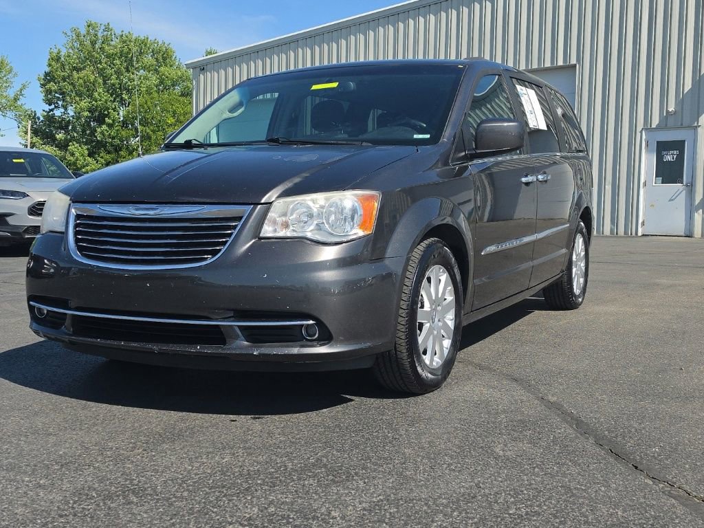 Used 2016 Chrysler Town & Country Touring w/ Driver Convenience Group FWD image 3