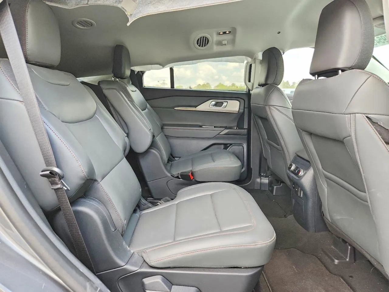 Used 2025 Ford Explorer Active w/ Active Comfort Package RWD image 11