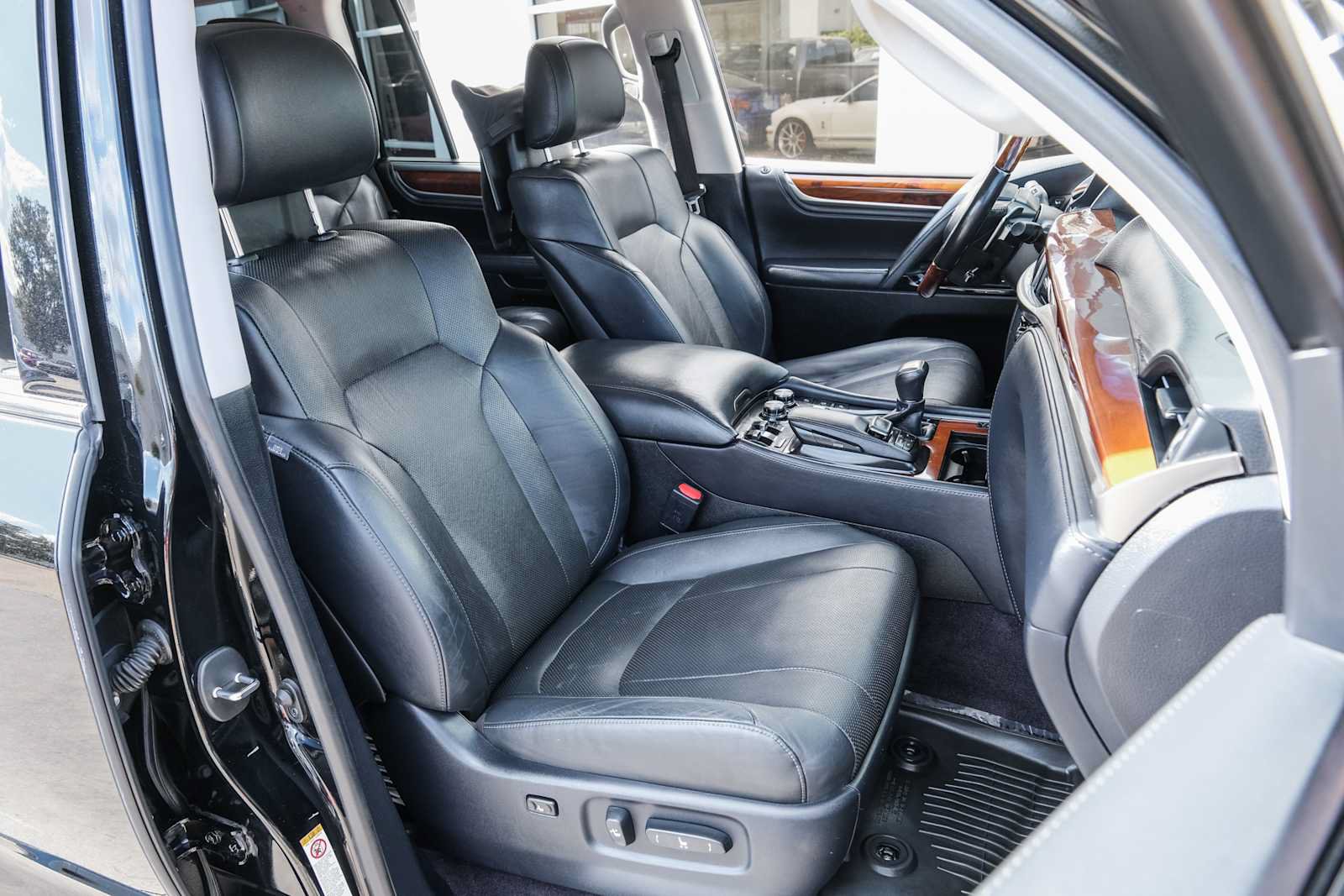 Used 2017 Lexus LX 570 4WD w/ Luxury Package image 26
