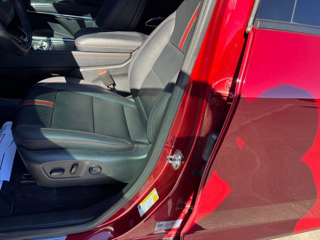 Used 2025 Chevrolet Traverse RS w/ LPO, Floor Liner Package FWD image 21