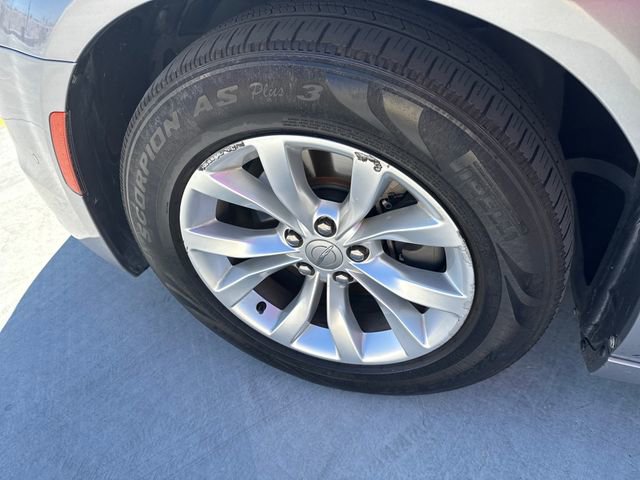 Used 2015 Chrysler 300 Limited w/ Driver Convenience Group RWD image 18