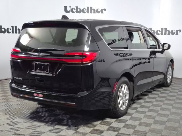 Used 2024 Chrysler Pacifica Touring-L image 7