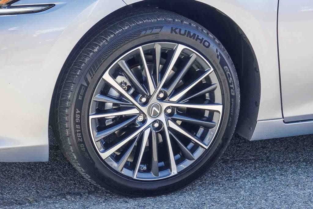 Used 2025 Lexus ES 300h w/ Premium Package FWD image 9