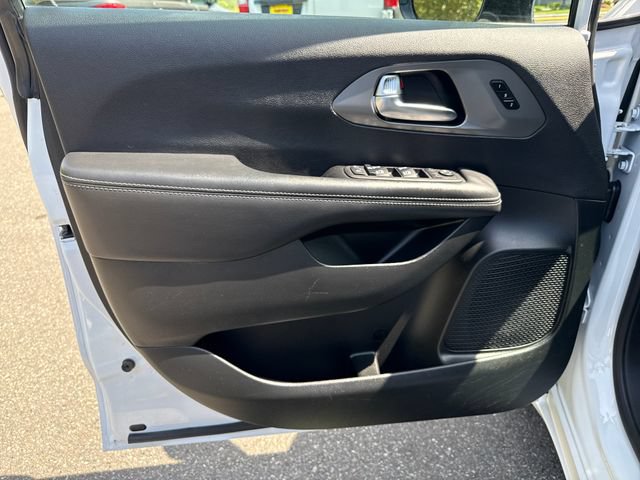 Used 2025 Chrysler Pacifica Select FWD image 16