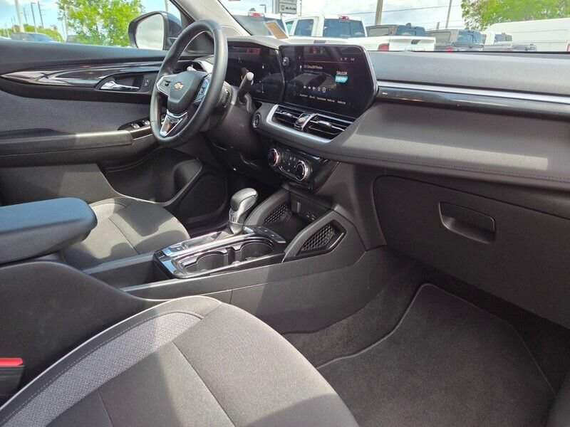 Used 2024 Chevrolet TrailBlazer LT w/ LT Cold Weather Package FWD image 34