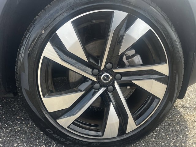 Certified 2023 Volvo XC40 B5 Plus w/ Protection Package Premier image 15