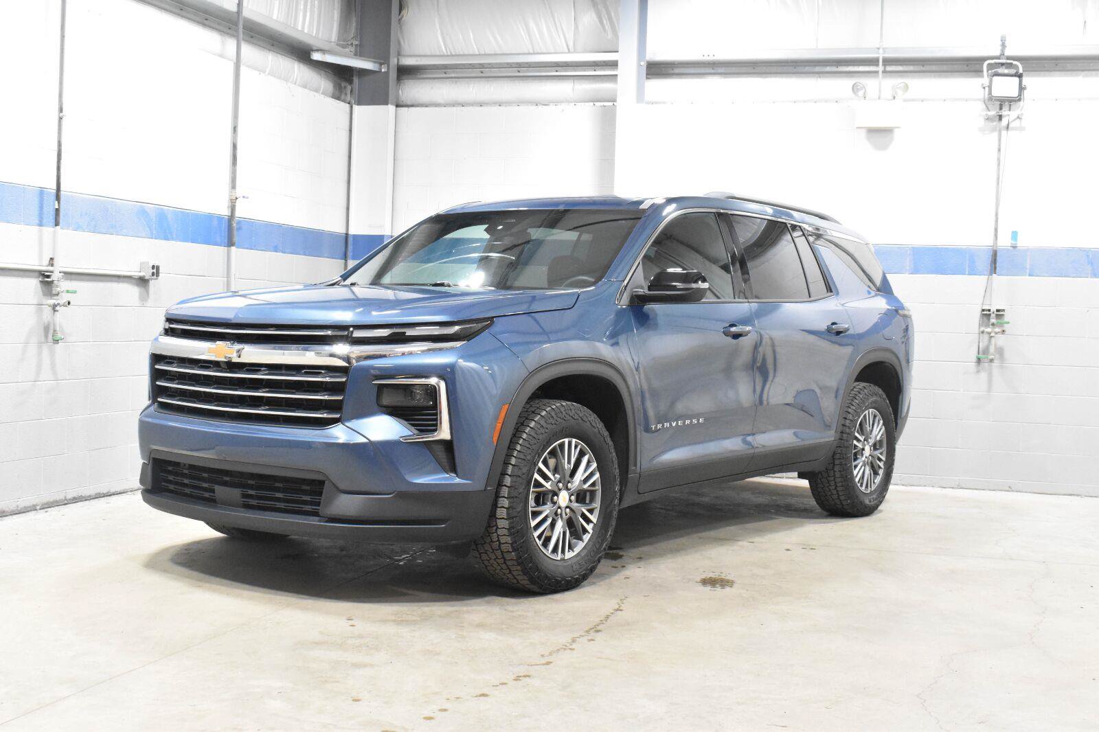 Used 2026 Chevrolet Traverse LT AWD/4WD image 2