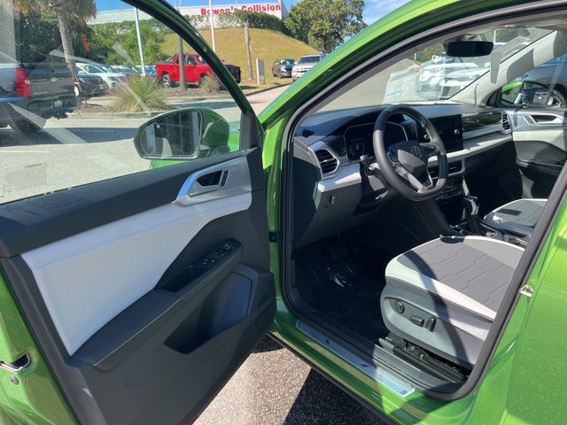 New 2025 Volkswagen Taos SE image 4