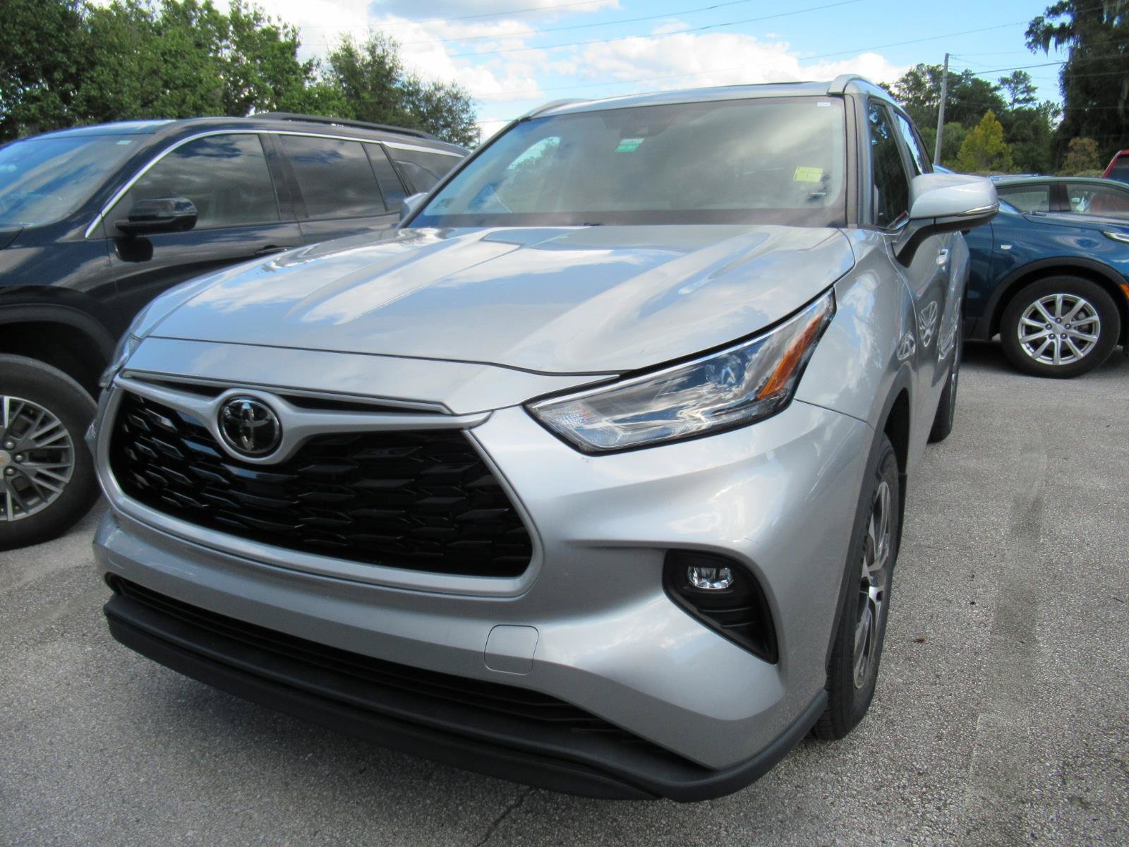 Used 2023 Toyota Highlander XLE FWD image 3