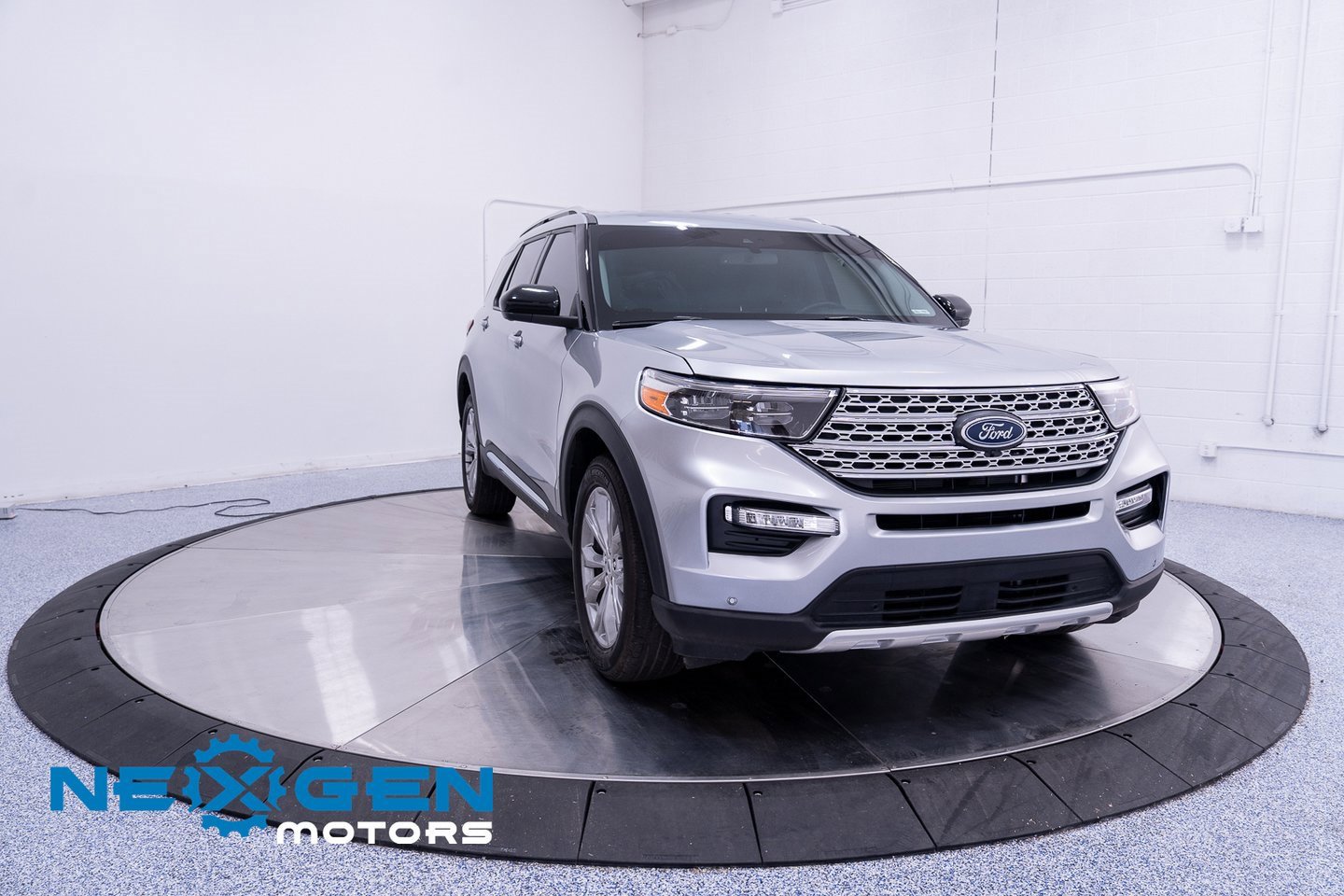 Used 2023 Ford Explorer Limited image 3