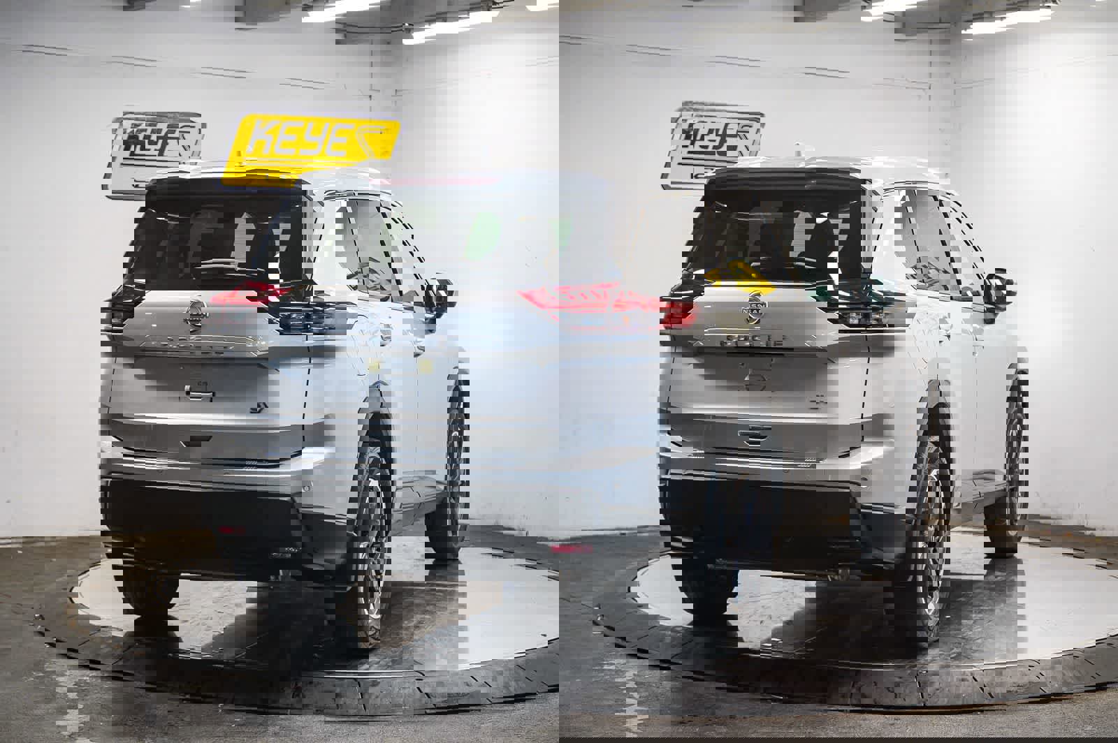 Used 2024 Nissan Rogue SV w/ SV Premium Package image 4