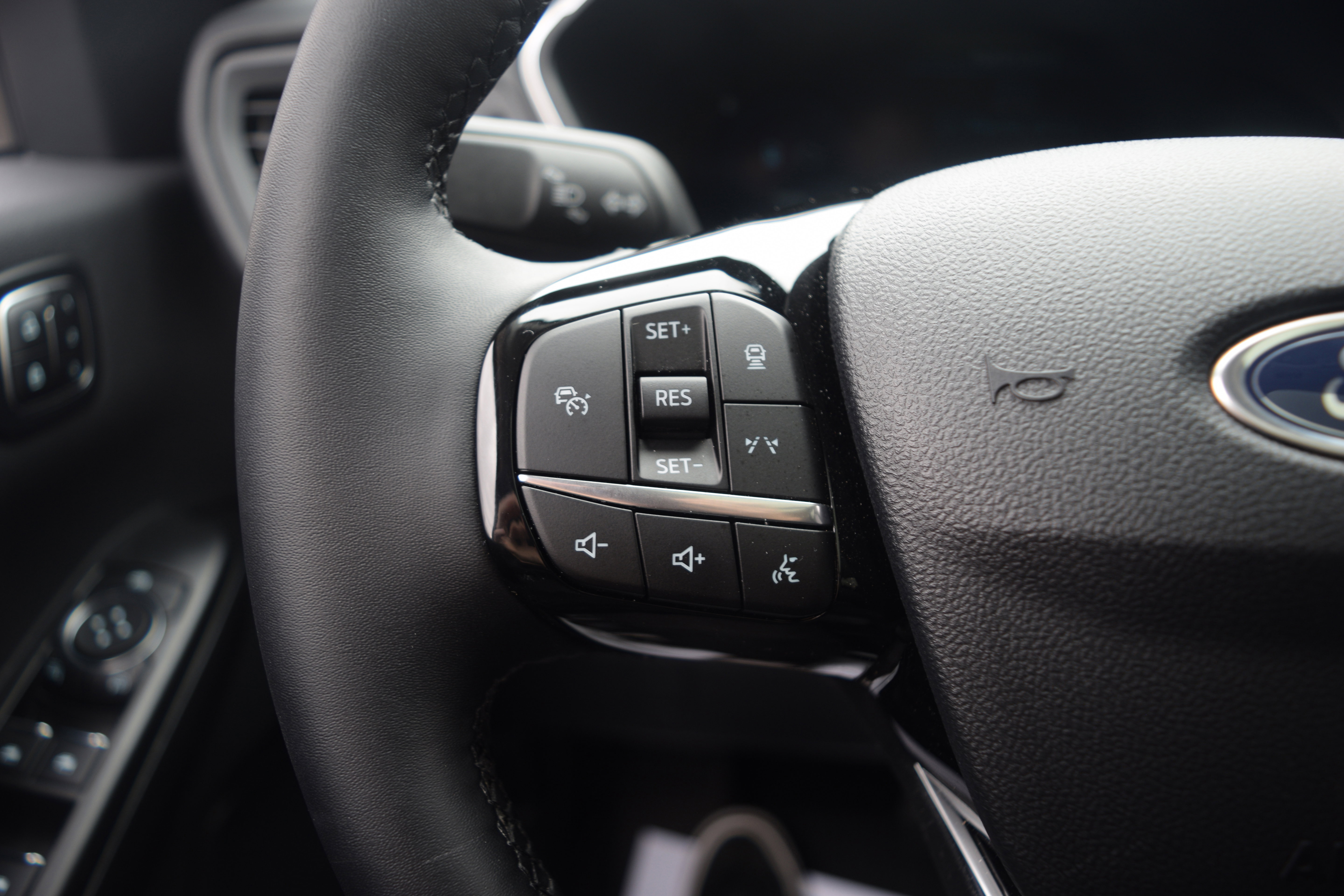 Used 2025 Ford Escape Platinum w/ Premium Technology Package image 6