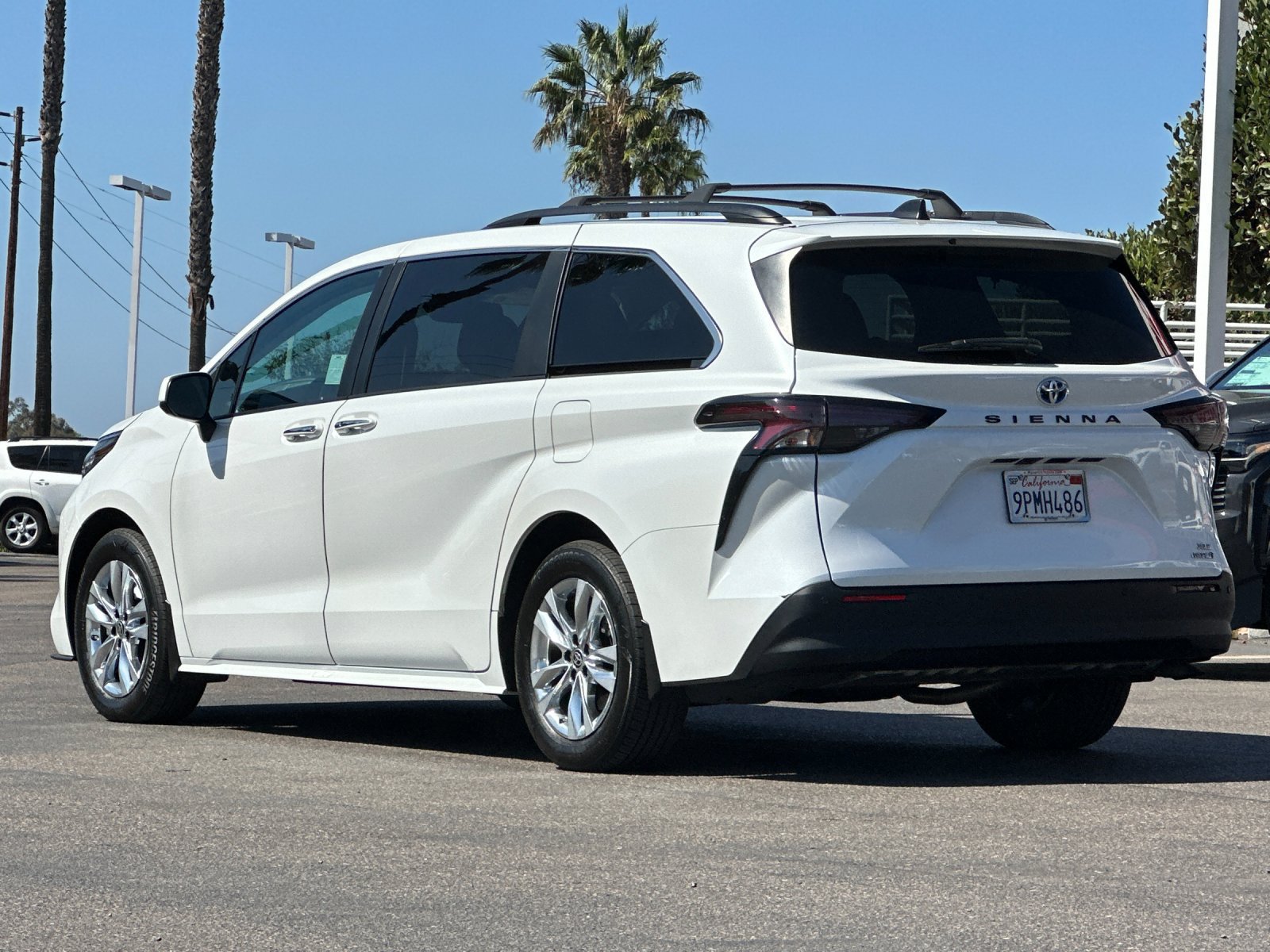 Used 2024 Toyota Sienna XLE w/ XLE Plus Package FWD image 3