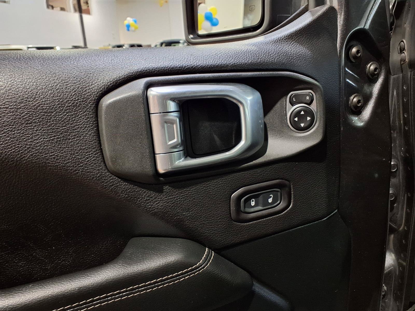 Certified 2020 Jeep Gladiator Overland AWD/4WD image 16