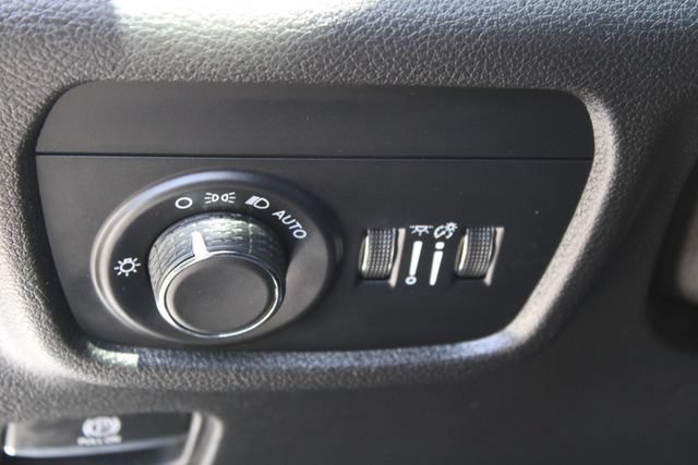 Used 2023 Jeep Grand Cherokee Altitude AWD/4WD image 11