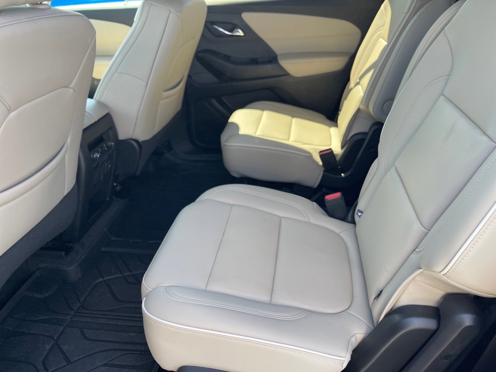 Used 2023 Chevrolet Traverse Premier FWD image 11