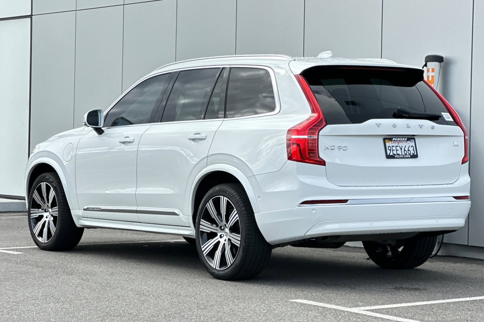 Used 2023 Volvo XC90 T8 Ultimate image 3