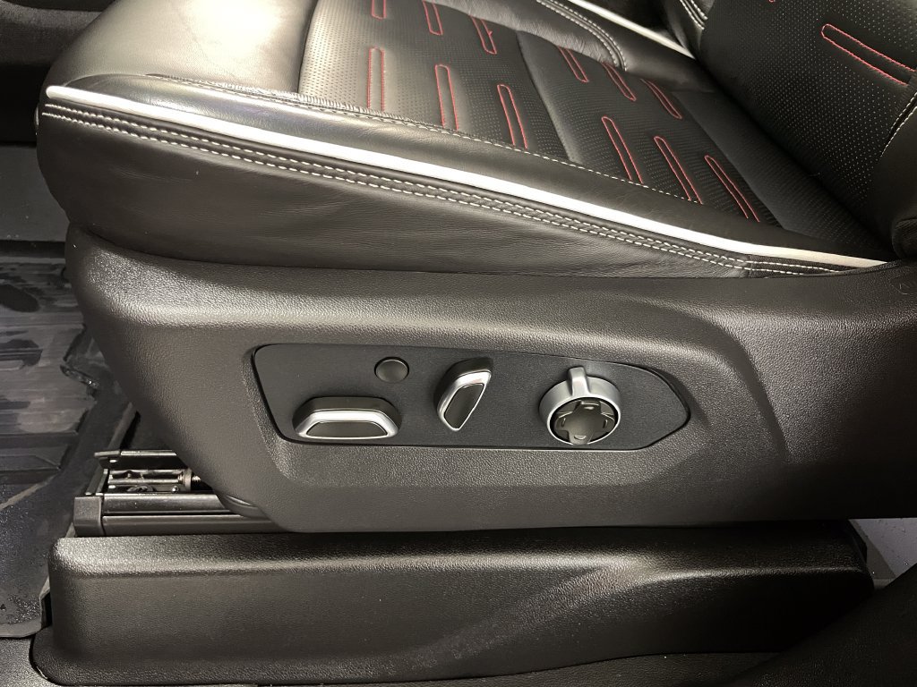 Certified 2026 GMC Yukon XL AT4 Ultimate w/ LPO, Floor Liner Package AWD/4WD image 13
