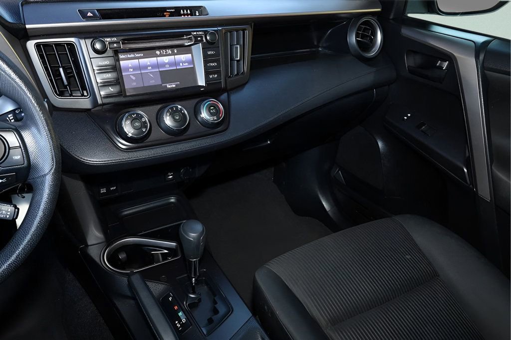 Used 2018 Toyota RAV4 LE image 19