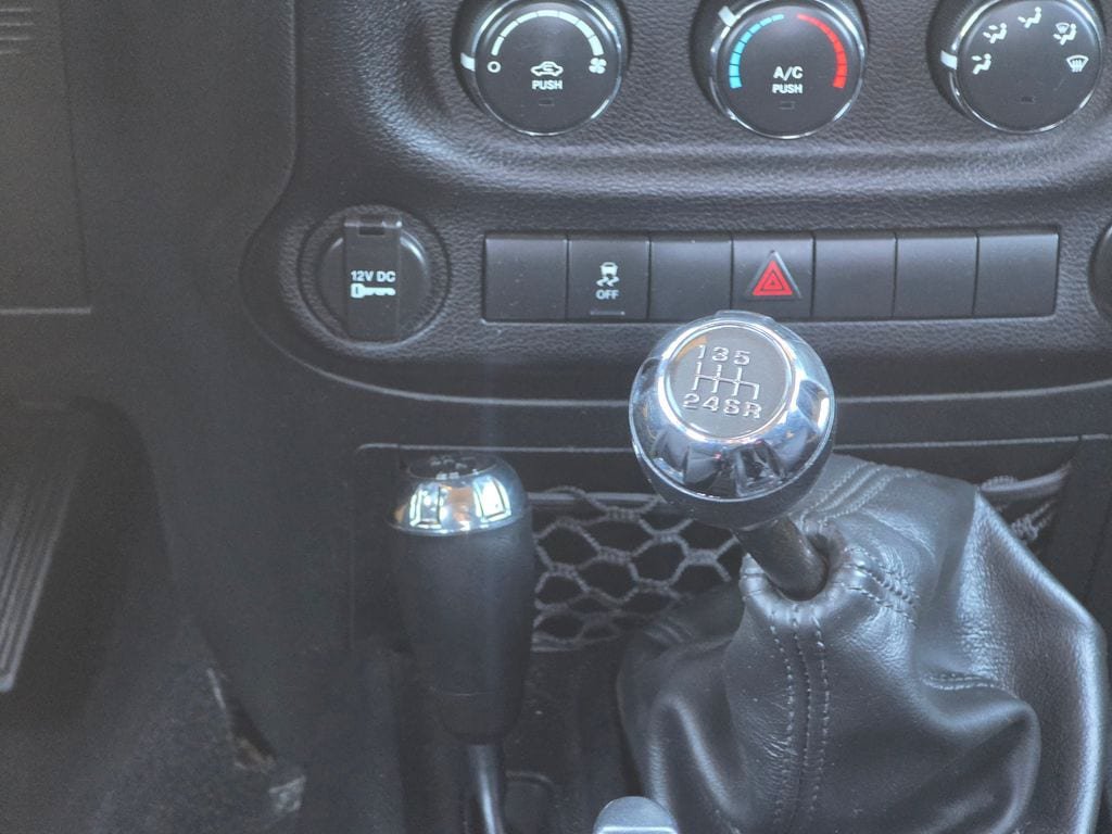 Used 2013 Jeep Wrangler Unlimited Sport w/ Connectivity Group AWD/4WD image 14