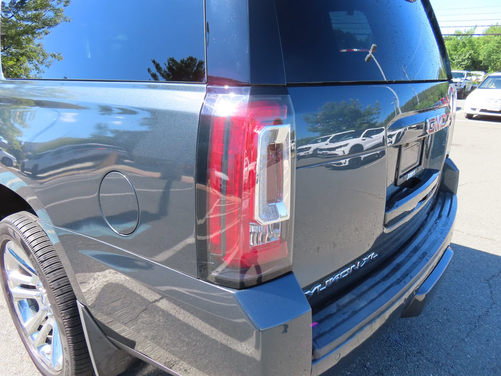 Used 2020 GMC Yukon XL SLT w/ Premium Edition AWD/4WD image 11