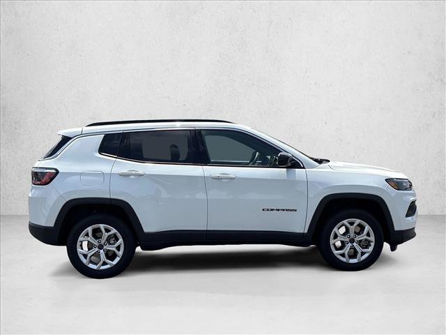 Used 2025 Jeep Compass Latitude AWD/4WD image 4