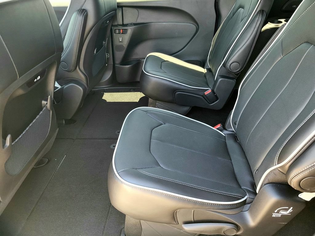 New 2027 Chrysler Pacifica Limited AWD/4WD image 4