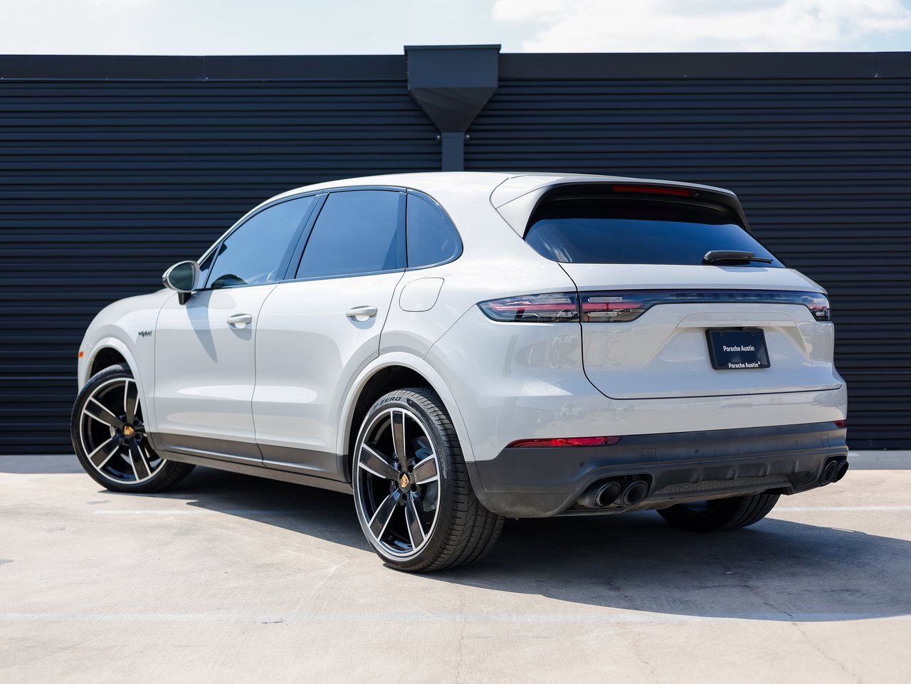 Certified 2022 Porsche Cayenne Platinum Edition image 3