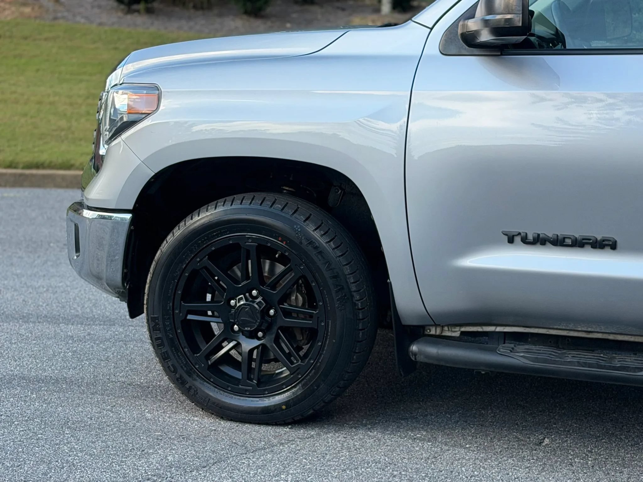 Used 2018 Toyota Tundra SR5 w/ SR5 Upgrade Package RWD image 8