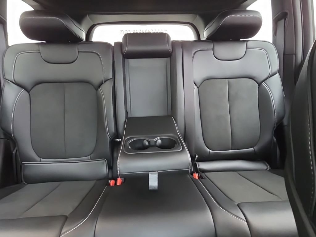 Used 2025 Jeep Grand Cherokee Altitude AWD/4WD image 20